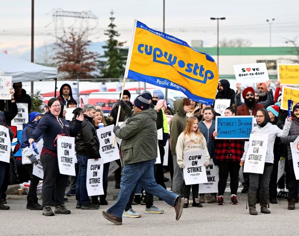 is canada post on strike